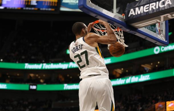 Rudy Gobert 'machacando' el aro en el primer partido de pretemporada | Foto: NBA.com