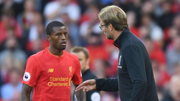 Klopp da instrucciones a Wijnaldum. Foto: Premier League