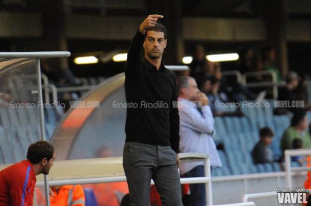 El técnico dirigiendo durante el partido de ida / Foto: Ernesto Aradilla (VAVEL.com)