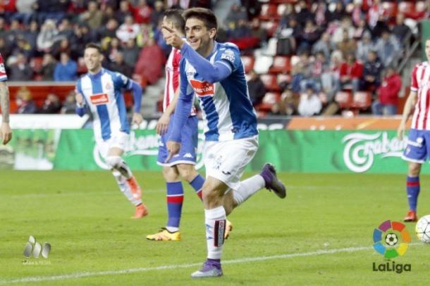 Gerard Moreno celebrando su gol en el Molinón