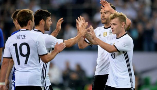 Germany players celebrate with Max Mayer. | Photo: foottheball.com