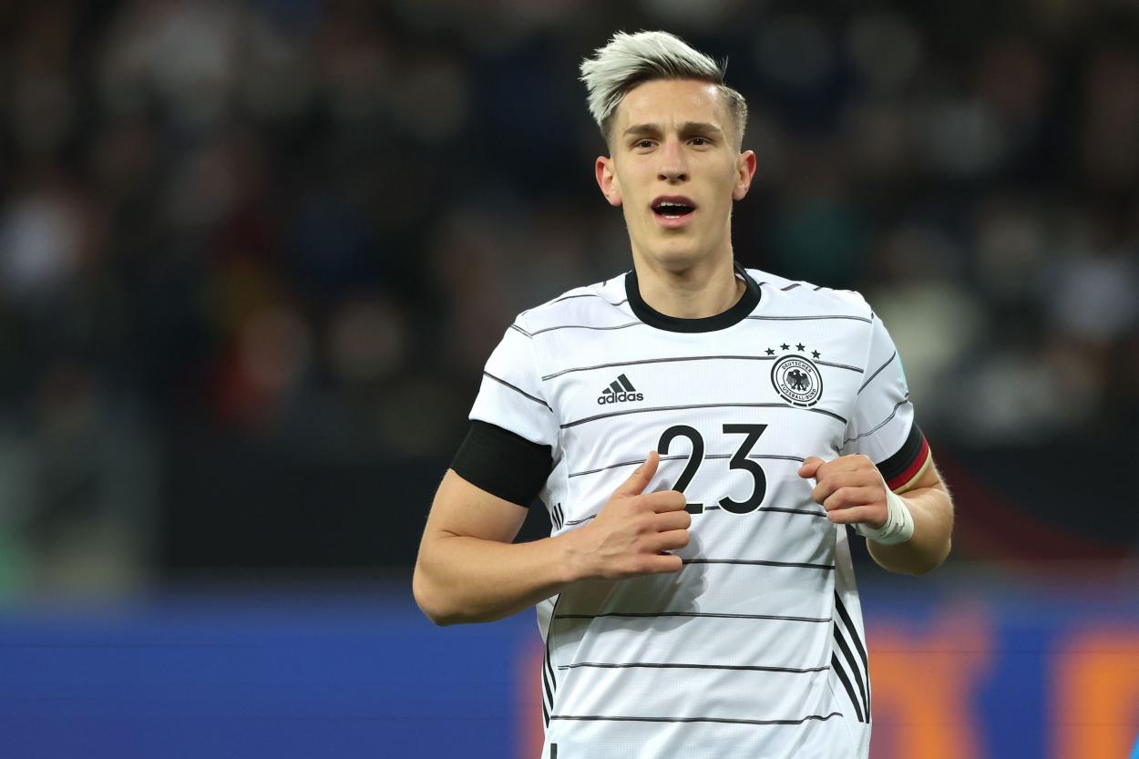 Nico Schlotterbeck vistiendo la camiseta de Alemania / Fuente: DFB