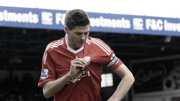 Gerrard mirando el escudo./ Foto: FIFA.com