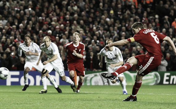 Gerrard, desde la pena máxima, poniendo el 2-0 para su equipo, en la verdadera noche del 'chorreo'. | Foto: goal.com