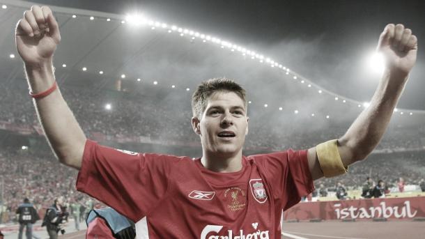 Steven Gerrard levanta su primer título como capitán del Liverpool./ Foto: FIFA.com