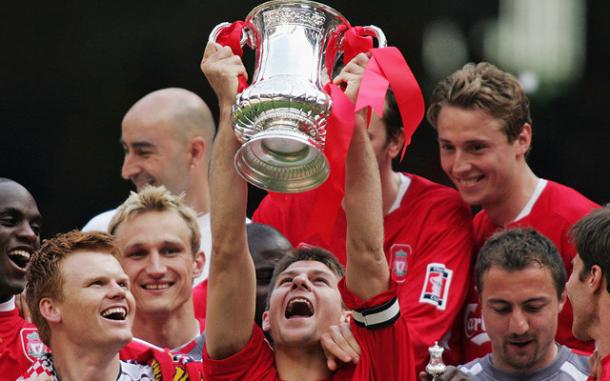 Gerrard lifts the trophy in 2006 (photo: fa)