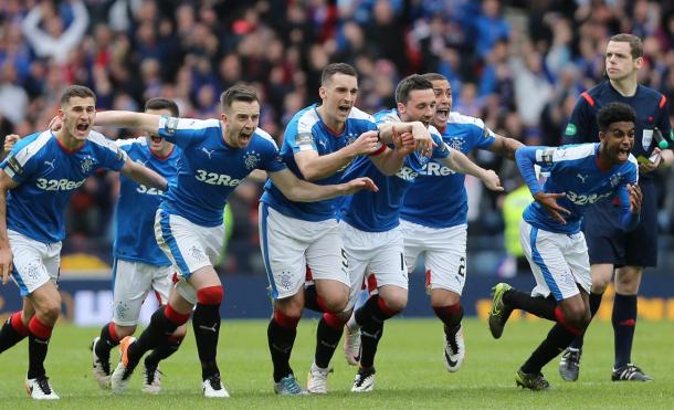 Rangers celebrate the penalty victory over Celtic | Photo: irishmirror.ie