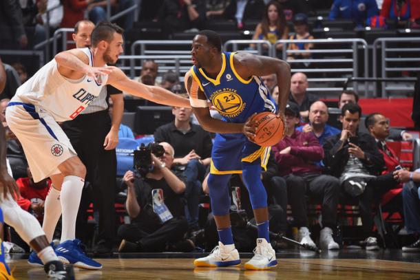 Draymond Green of the Golden State Warriors handles the ball against the LA Clippers on October 30, 2017 at Staples Center in Los Angeles, California. Photo: Andrew D. Bernstein/NBAE via Getty Images