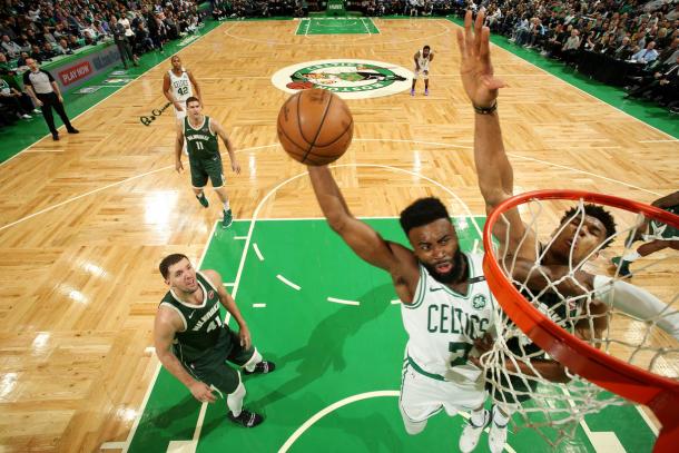 ¡Acá no! Giannis Antetokuonmpo logra taponar el disparo de Jaylen Brown. Foto: NBA