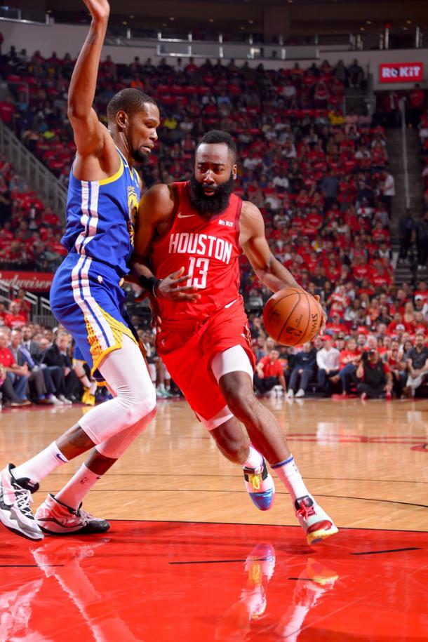 Choque de MVP´S. Las dos estrellas pelean aguerridamente en la pintura. Foto: NBA