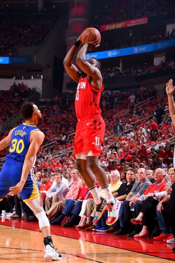 Curry no llega a la marca pero intenta desviarla con la mirada. Foto: NBA