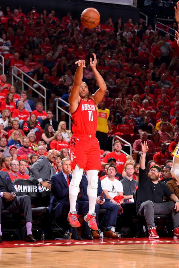El hincha festeja de antemano un triple de Gordon. El alero tuvo una gran actuación. Foto: NBA