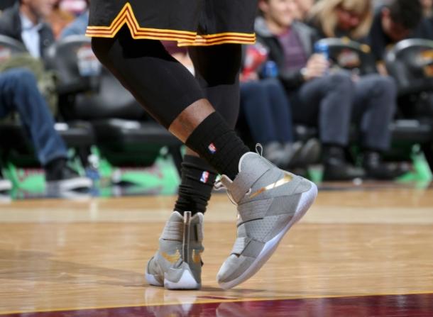 Lebron James estrenó zapatillas con un triple doble (NBA.Com)