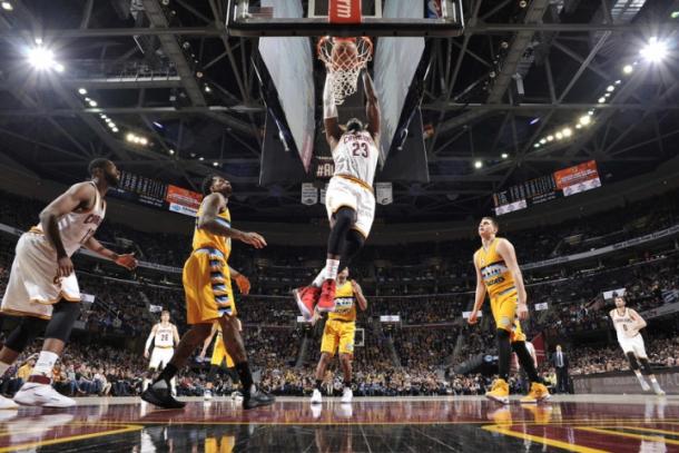 LeBron with one of his slam dunks l Photo: David Liam Kyle - Getty Images