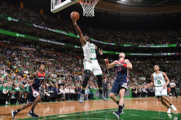 Gortat dominó la zona hasta la lesión de Morris | Foto: NBA.com/celtics vía Getty Images