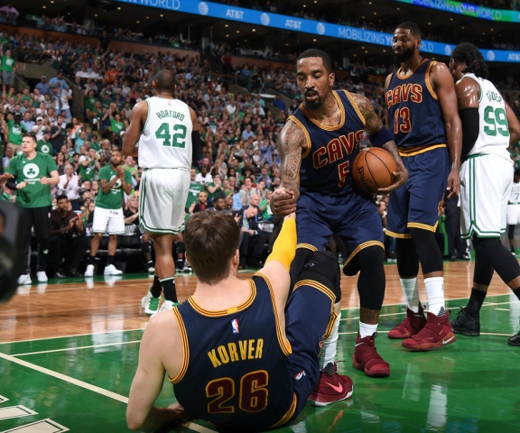 Kyle Korver e J.R. Smith. Brian Babineau/NBAE via Getty Images