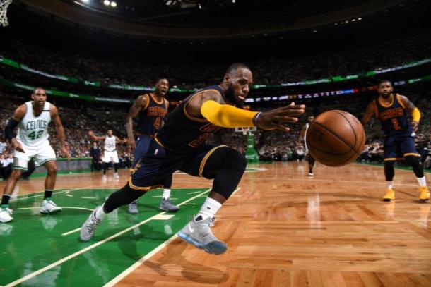 LeBron James in difesa. Brian Babineau/NBAE via Getty Images