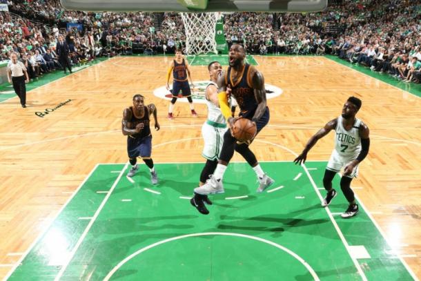 LeBron James al ferro contro i Celtics. Brian Babineau/NBAE via Getty Images