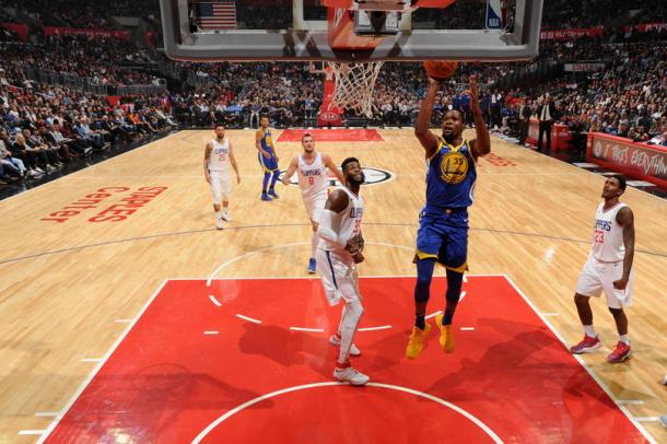 Kevin Durant #35 of the Golden State Warriors goes to the basket against the LA Clippers on October 30, 2017 in Los Angeles, California/ Photo:Andrew D. Bernstein/NBAE via Getty Images