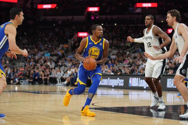 Kevin Durant of the Golden State Warriors handles the ball against the San Antonio Spurs on November 2, 2017 at the AT&T Center in San Antonio, Texas. Photo: Darren Carroll/NBAE via Getty Images