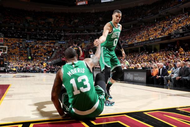 Marcus Morris y Jayson Tatum durante el último encuentro disputado en Cleveland. Foto vía: NBA.com