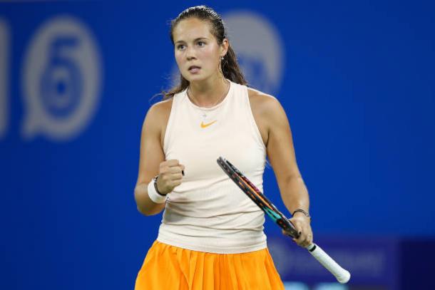 Daria Kasatkina narrowly survived the huge scare | Photo: Ding Yifan / Getty Images