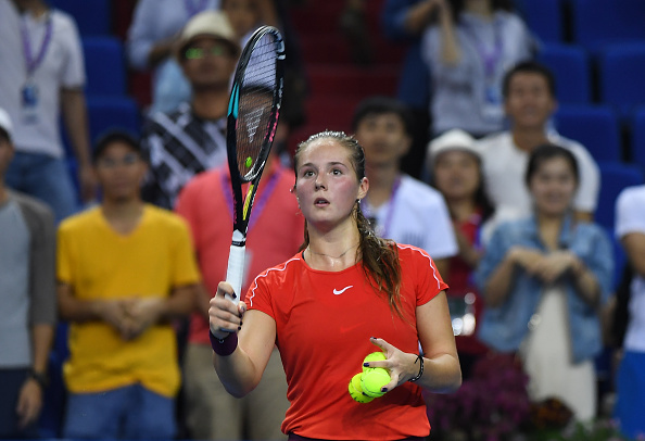 Daria Kasatkina sends a couple of signed tennis balls up the stands | Photo: Zhe Ji / Getty Images