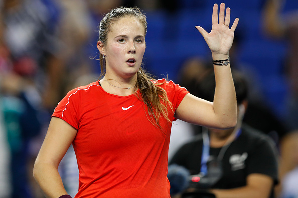Daria Kasatkina applauds the crowd after the tough win | Photo: Fred Lee / Getty Images