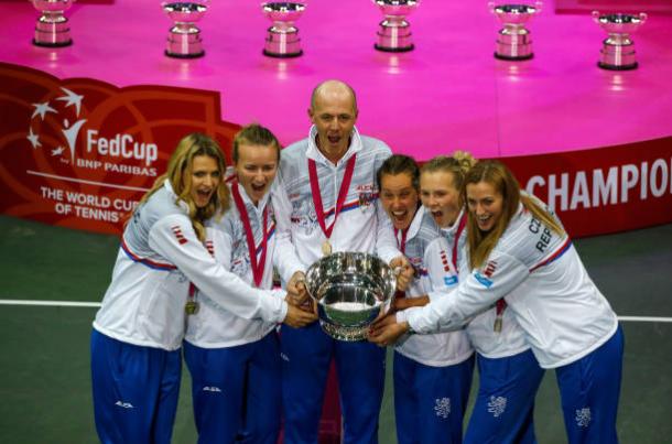 The Czech Republic Fed Cup team celebrates their triumph | Photo: Srdjan Stevanovic / Getty Images