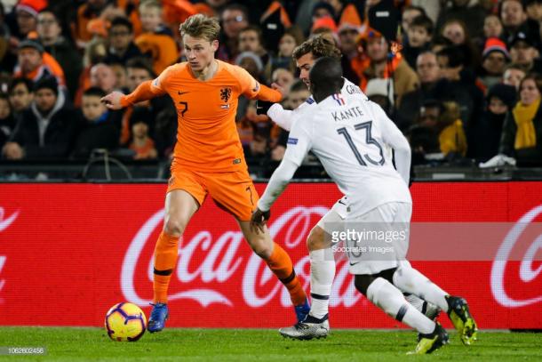 El manejo de balón de Frenkie De Jong. Foto: getty images.