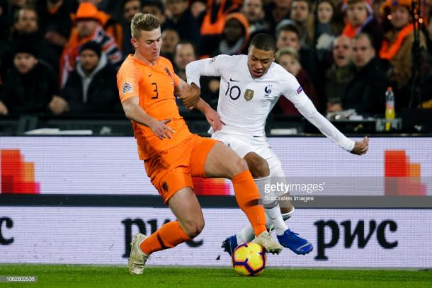 El gran quite de De Ligt sobre Mbappé. Foto: Getty images.