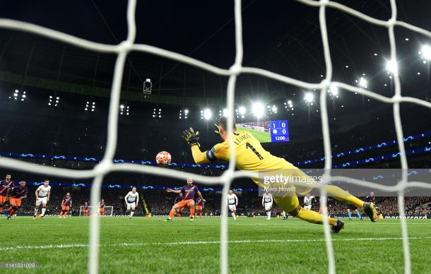 Lloris le ataja el penal Aguero / Foto: Getty images