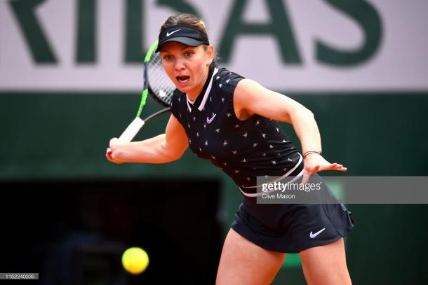 Halep in action on Court Philippe Chatrier (Getty Images/Clive Mason)