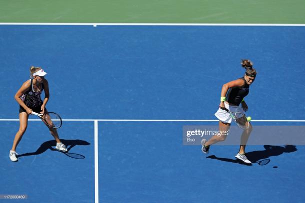 Mertens and Sabalenka in action during their quarterfinal win | Photo: Elsa/Getty Images