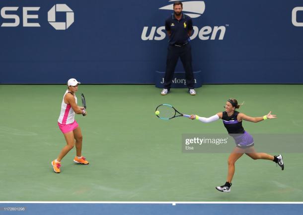 Barty and Azarenka in action during their semifinal win | Photo: Elsa/Getty Images