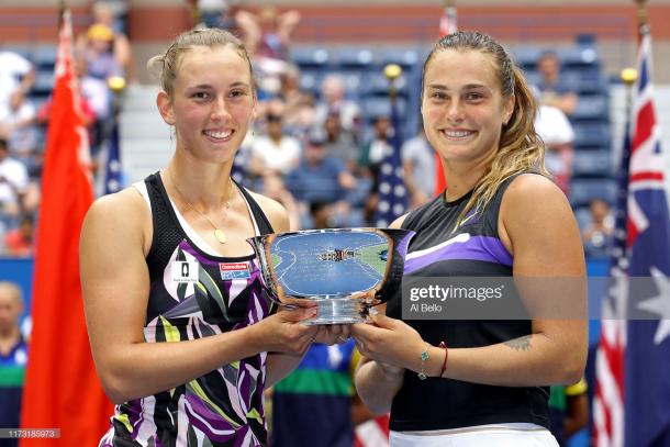 Mertens and Sabalenka together with their US Open title | Photo: Al Bello/Getty Images