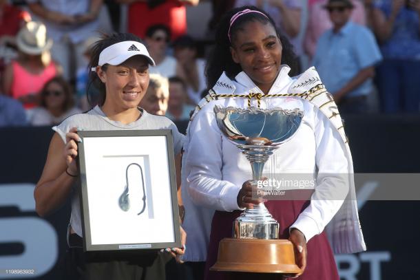 Serena Williams and Jessica Pegula during the trophy ceremony | Photo: Hannah Peters