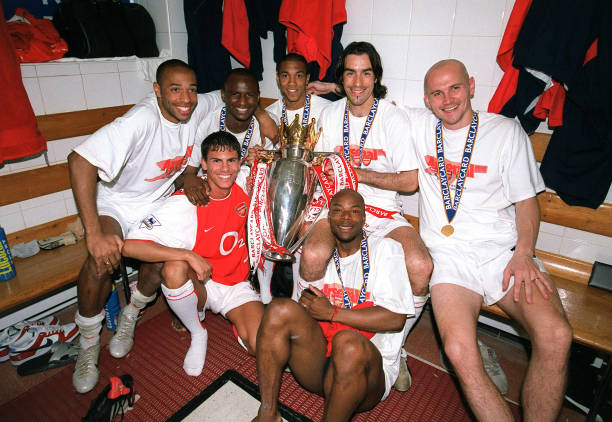 Jugadores del Arsenal posando con su Premier League 'invencible' / Fuente: Getty Images