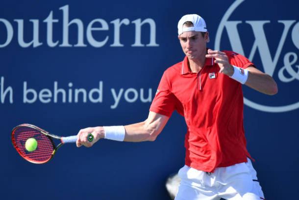 Isner hits a forehand during his victory over Hurkacz/Photo: Matthew Stockman/Getty Images