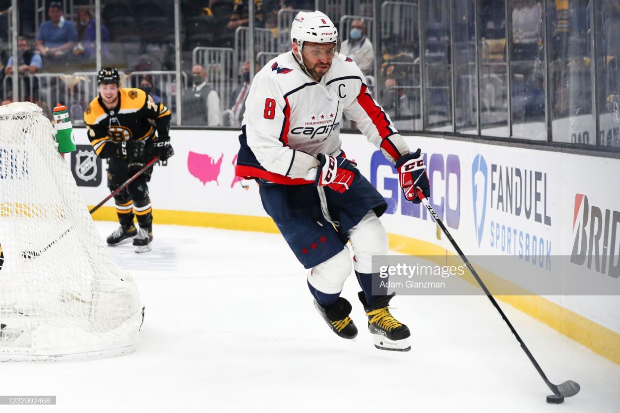 Alexander Ovechkin with the puck behind the Boston net/Photo: Adam Glanzman/Getty Images