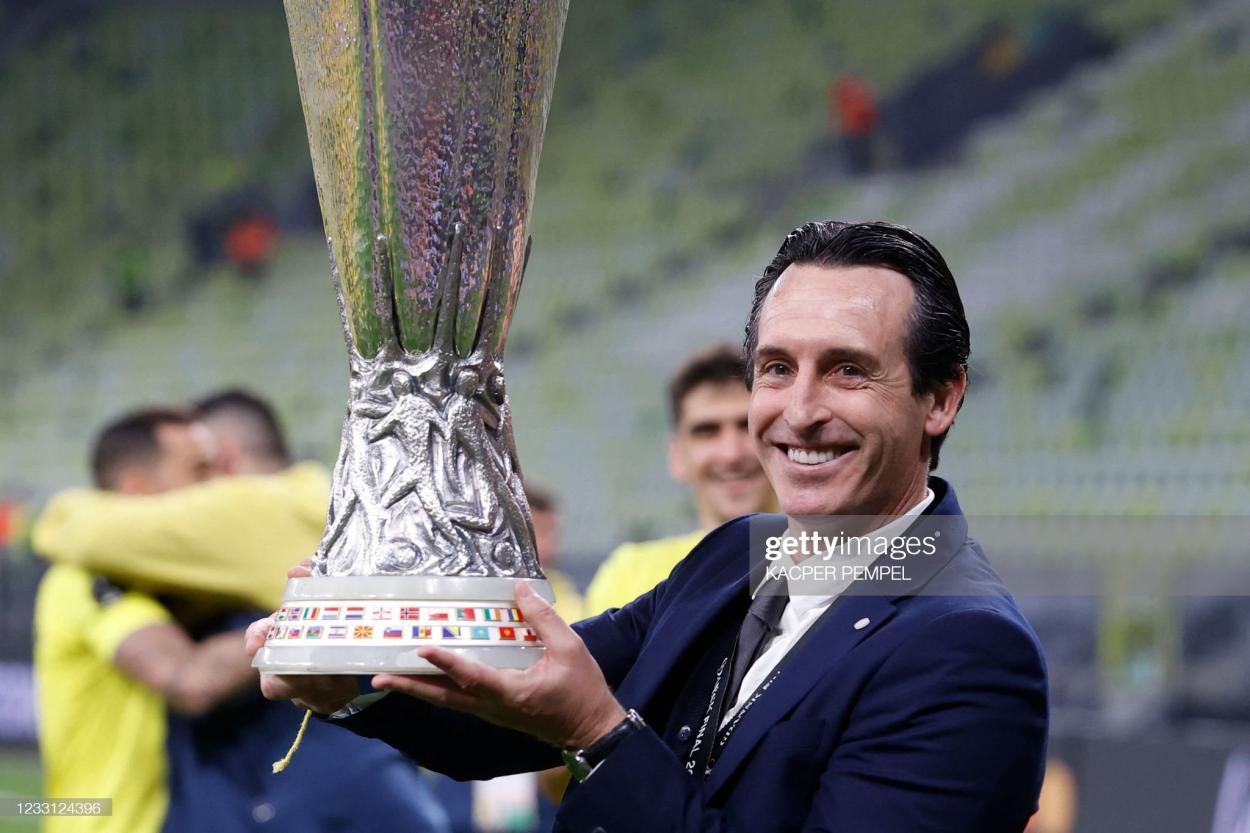 Unai Emery holds the trophy after his team won the UEFA <strong><a href='https://www.vavel.com/en/football/2023/05/17/premier-league/1146980-newcastle-v-brighton-premier-leaguepreview-gameweek-36-2023.html'>Europa League</a></strong> final football match between Villarreal CF and Manchester United at the Gdansk Stadium. (Photo by KACPER PEMPEL/POOL/AFP via Getty Images)