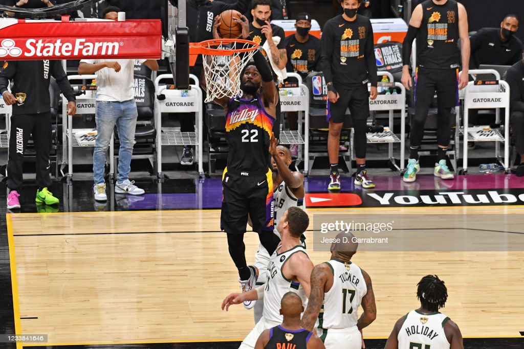 Ayton dunks over the Milwaukee defense/Photo: Jesse A. Garrabrant/NBAE via Getty Images