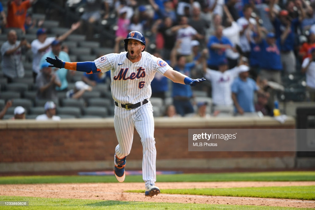 McNeil celebrates after singling in the tying and winning runs/Photo: New York Mets/MLB Photos via Getty Images