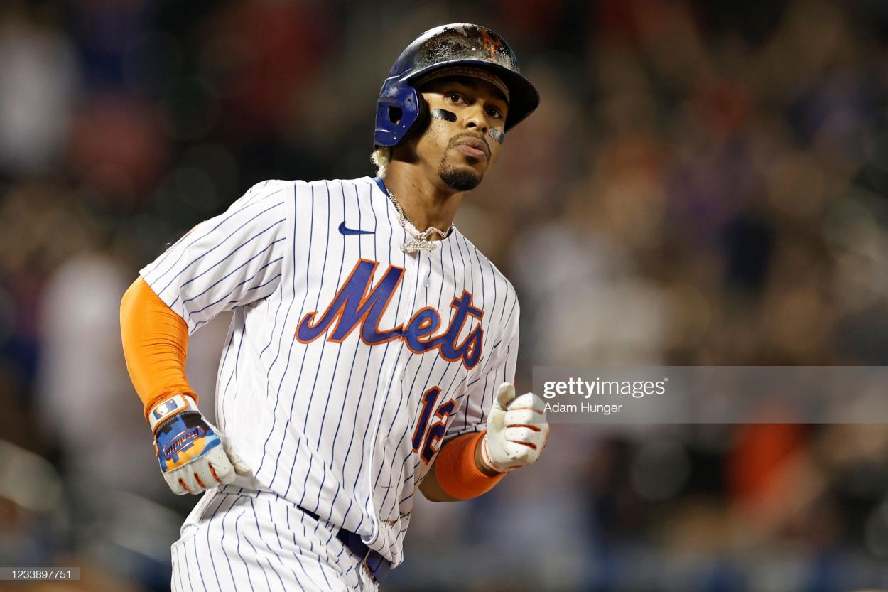 Lindor watches as he hits a grand slam in the Mets' rout of the Pirates/Photo: Adam Hunger/Getty Images