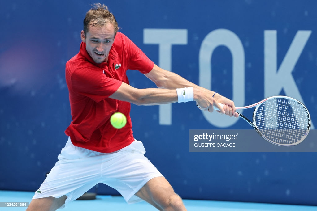 Medvedev hits a backhand in his third-round victory/Photo: Giuseppe Cacace/AFP via <b><a href='https://vavel.com/en-us/tennis-usa/2021/07/28/1079912-tokyo-2020-pablo-carreno-busta-outlasts-marin-cilic.html'>Getty Images</a></b>