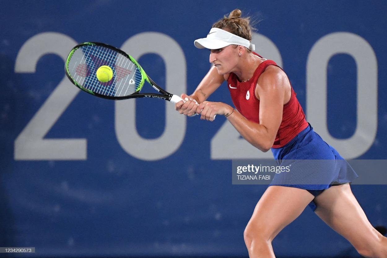 Vondrousova hits a forehand during her semifinal victory/Photo: Tiziana Fabi/AFP via <b><a  data-cke-saved-href='https://vavel.com/en-us/tennis-usa/2021/07/28/1079956-tokyo-2020-daniil-medvedev-beats-heat-fabio-fognini-for-quarterfinal-berth.html' href='https://vavel.com/en-us/tennis-usa/2021/07/28/1079956-tokyo-2020-daniil-medvedev-beats-heat-fabio-fognini-for-quarterfinal-berth.html'>Getty Images</a></b>