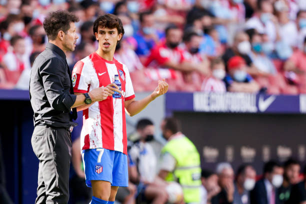 Joao Félix y Diego Pablo Simeone charlando en un partido del Atlético de Madrid. Foto: Getty Images.