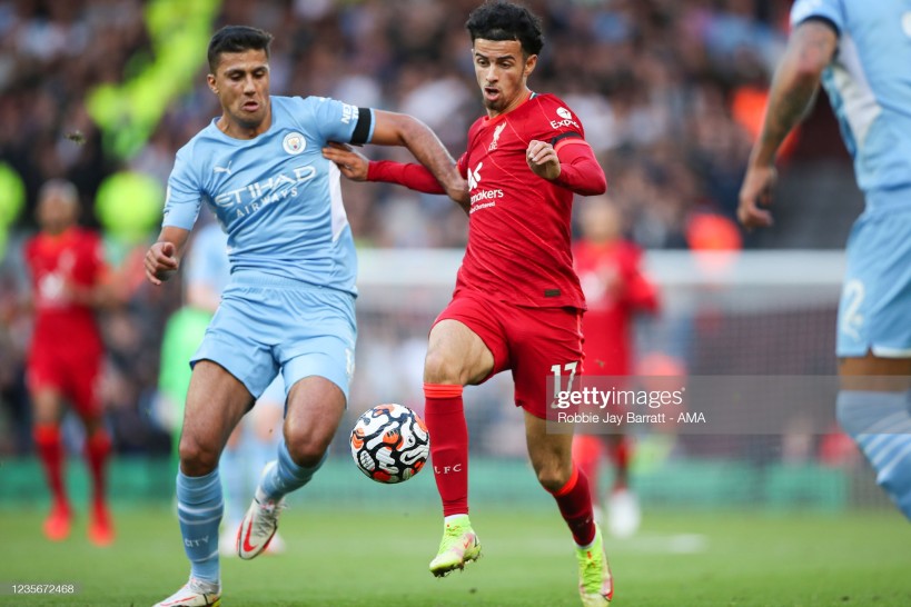 LIVERPOOL, ENGLAND - OCTOBER 03: Rodri of Manchester City and Curtis Jones of Liverpool during the <strong><a  data-cke-saved-href='https://www.vavel.com/en/football/2021/09/23/manchester-city/1086896-a-sky-blue-haunting-the-royal-blues-kevin-de-bruynes-memorable-stamford-bridge-performance.html' href='https://www.vavel.com/en/football/2021/09/23/manchester-city/1086896-a-sky-blue-haunting-the-royal-blues-kevin-de-bruynes-memorable-stamford-bridge-performance.html'>Premier League</a></strong> match between Liverpool and Manchester City at Anfield on October 3, 2021 in Liverpool, England. (Photo by Robbie Jay Barratt - AMA/Getty Images)