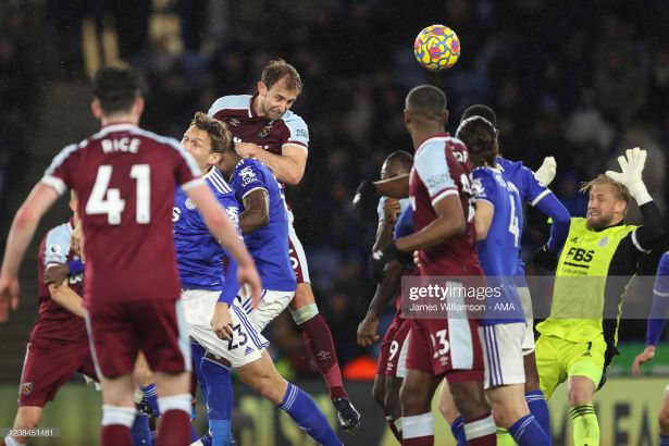 LEICESTER, ENGLAND - FEBRUARY 13: Craig Dawson of West Ham United scores a goal to make it 2-2 during the Premier League match between <strong><a  data-cke-saved-href='https://www.vavel.com/en/football/2021/11/07/leicester-city/1092092-brendan-rodgers-praises-leicesters-great-mentality-after-quick-response.html' href='https://www.vavel.com/en/football/2021/11/07/leicester-city/1092092-brendan-rodgers-praises-leicesters-great-mentality-after-quick-response.html'>Leicester City</a></strong> and West Ham United at The King Power Stadium on February 13, 2022 in Leicester, United Kingdom. (Photo by James Williamson - AMA/Getty Images)