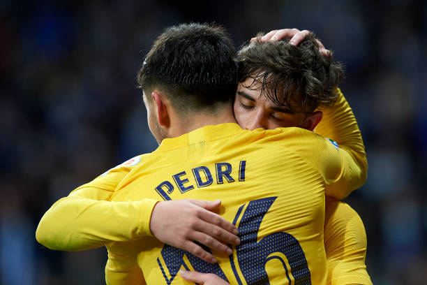 Pedri y Gavi abrazándose después de un gol del equipo azulgrana. Foto: Getty Images.